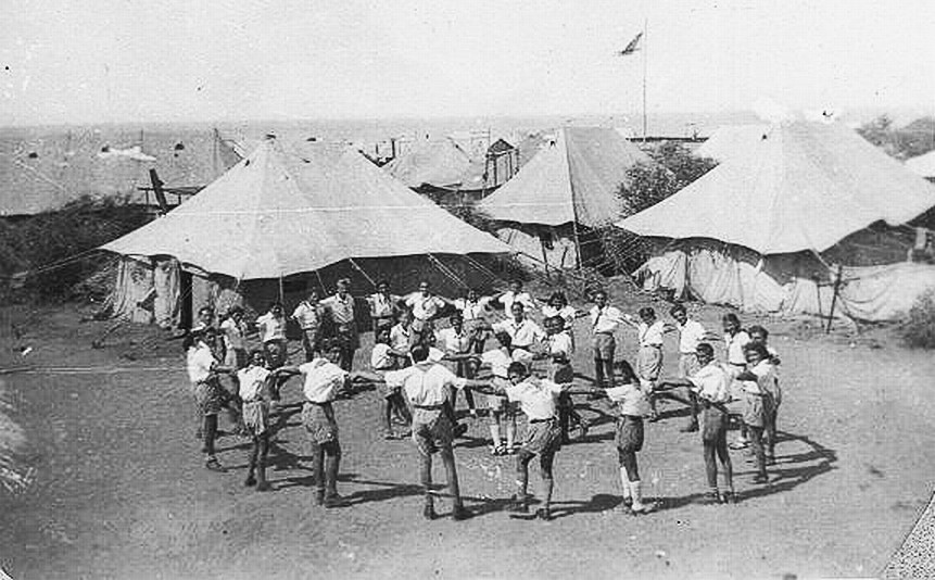 קבוצת נוער רוקדת ליד האוהלים במחנה, 1947